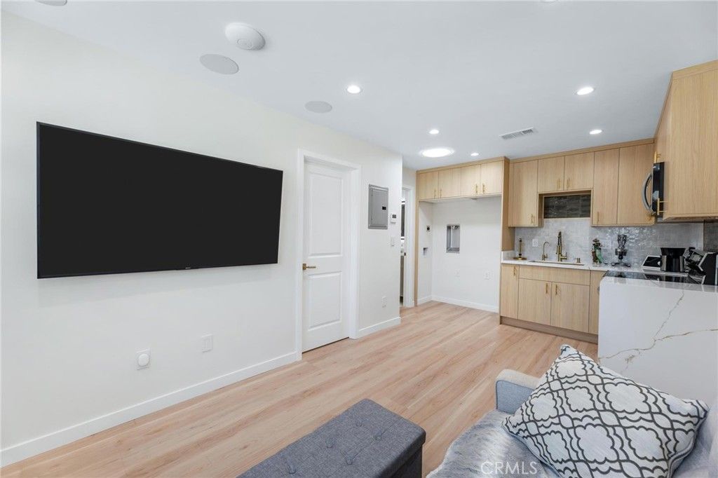 Image 39 of property listing at 8416 Rhea Avenue, Northridge, CA 91324