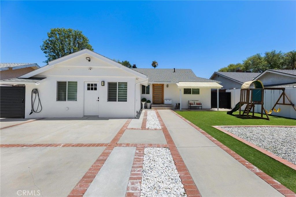 Image 4 of property listing at 8416 Rhea Avenue, Northridge, CA 91324