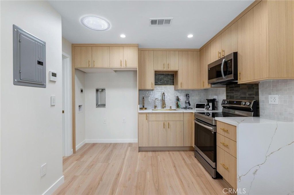 Image 40 of property listing at 8416 Rhea Avenue, Northridge, CA 91324
