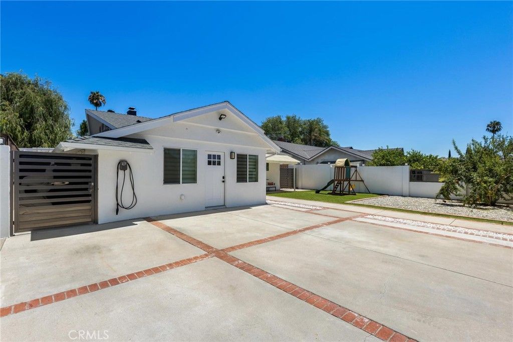 Image 5 of property listing at 8416 Rhea Avenue, Northridge, CA 91324