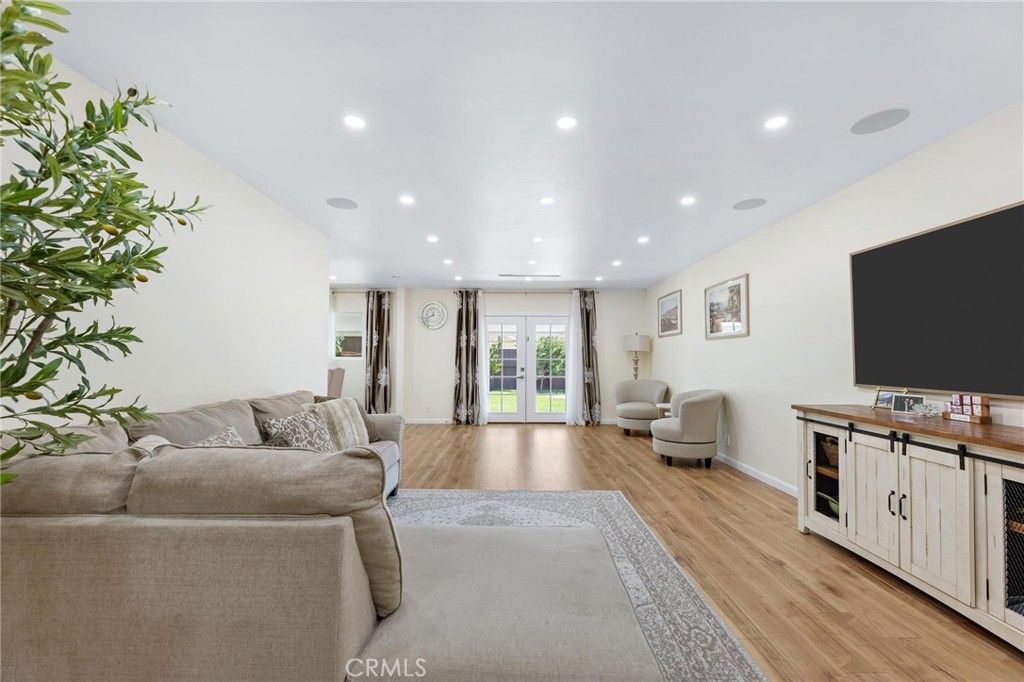 Image 7 of property listing at 8416 Rhea Avenue, Northridge, CA 91324