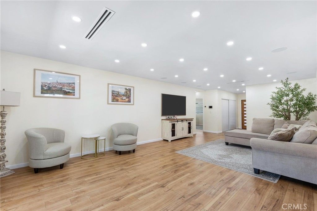Image 9 of property listing at 8416 Rhea Avenue, Northridge, CA 91324