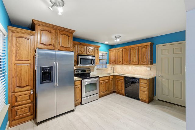 700 Canyon Side Way, Irving, TX 75063