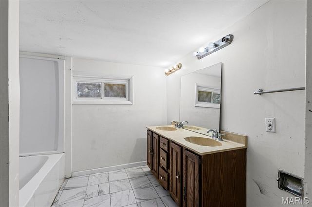 8621 Martony Lane, Berkeley, MO 63134