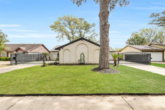 7522 Deep Forest Drive, Houston, TX 77088