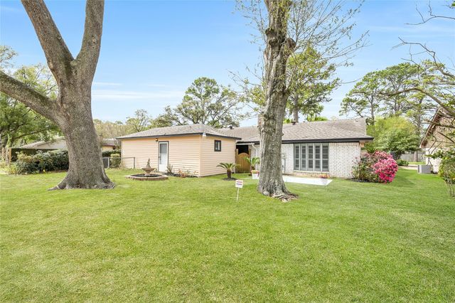 7522 Deep Forest Drive, Houston, TX 77088