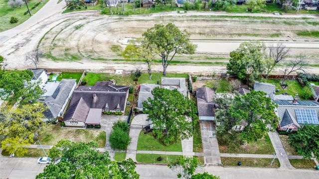 7522 Deep Forest Drive, Houston, TX 77088