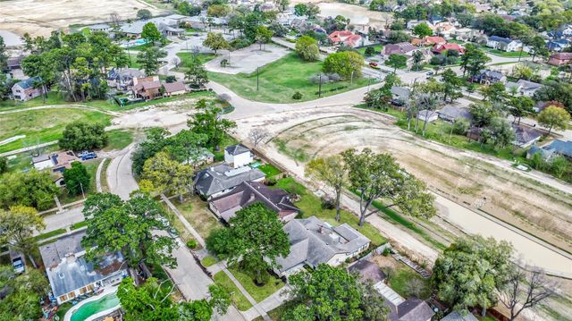 7522 Deep Forest Drive, Houston, TX 77088