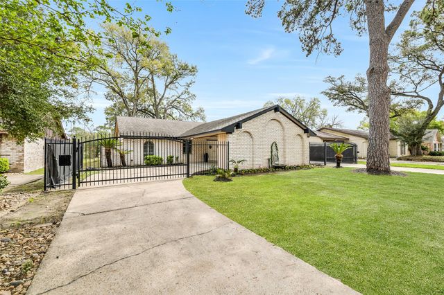 7522 Deep Forest Drive, Houston, TX 77088