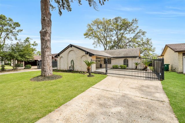 7522 Deep Forest Drive, Houston, TX 77088