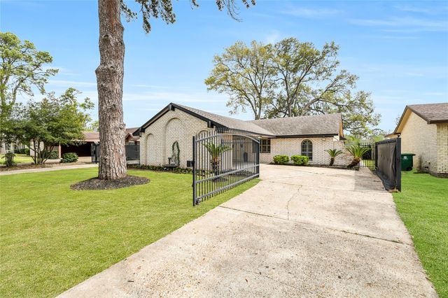 7522 Deep Forest Drive, Houston, TX 77088