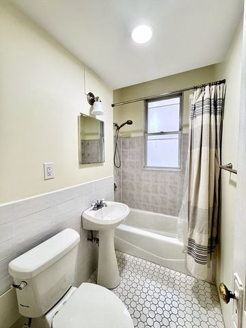28 Sidlaw Rd 2, Boston, MA 02135