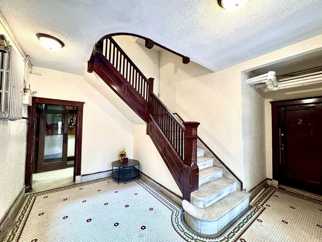 28 Sidlaw Rd 2, Boston, MA 02135