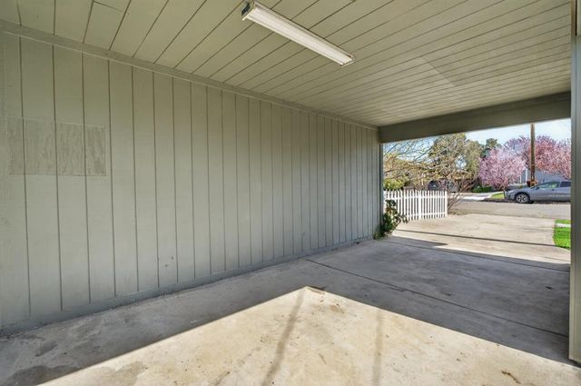 930 Circuit Dr, Roseville, CA 95678