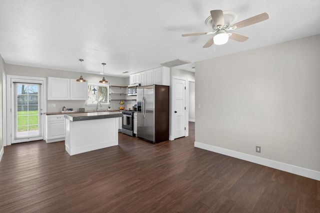 930 Circuit Dr, Roseville, CA 95678