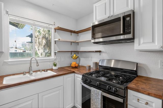 930 Circuit Dr, Roseville, CA 95678