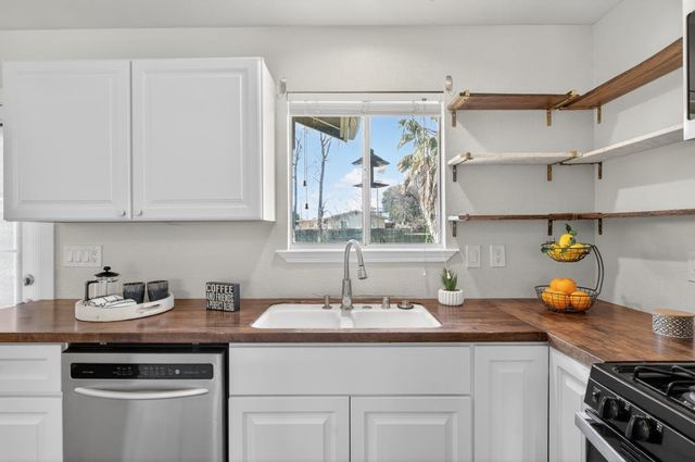 930 Circuit Dr, Roseville, CA 95678