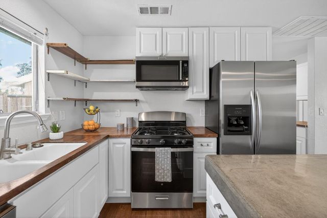 930 Circuit Dr, Roseville, CA 95678