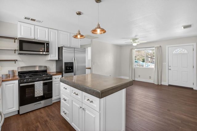 930 Circuit Dr, Roseville, CA 95678