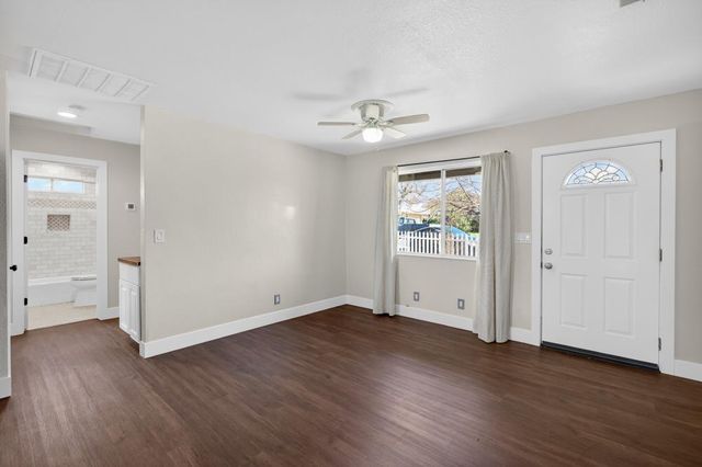 930 Circuit Dr, Roseville, CA 95678