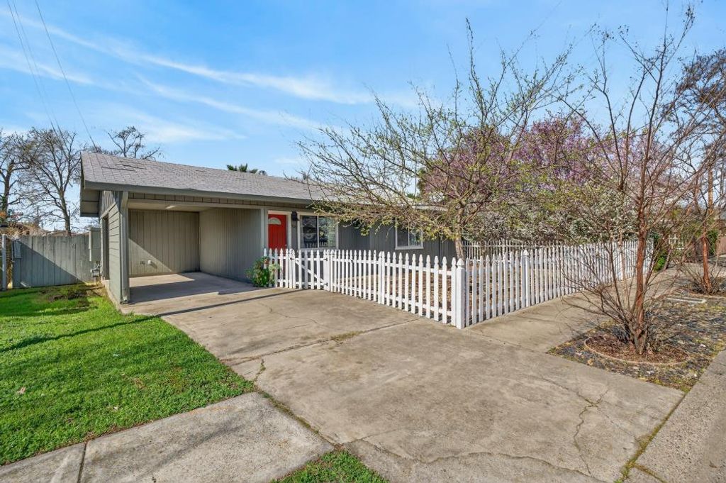 930 Circuit Dr, Roseville, CA 95678