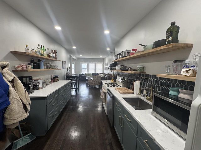 1027 E Center STREET, Milwaukee, WI 53212