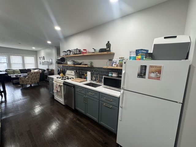 1027 E Center STREET, Milwaukee, WI 53212