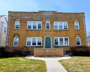 1027 E Center STREET, Milwaukee, WI 53212