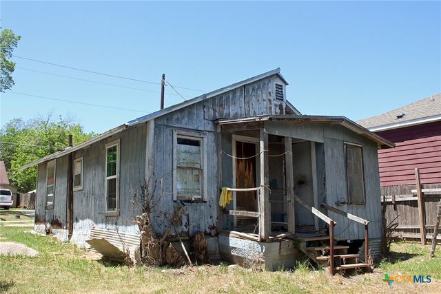 730 Chihuahua Street, Lockhart, TX 78644