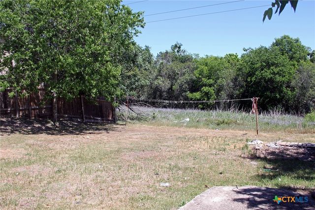730 Chihuahua Street, Lockhart, TX 78644