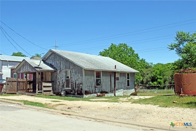 730 Chihuahua Street, Lockhart, TX 78644