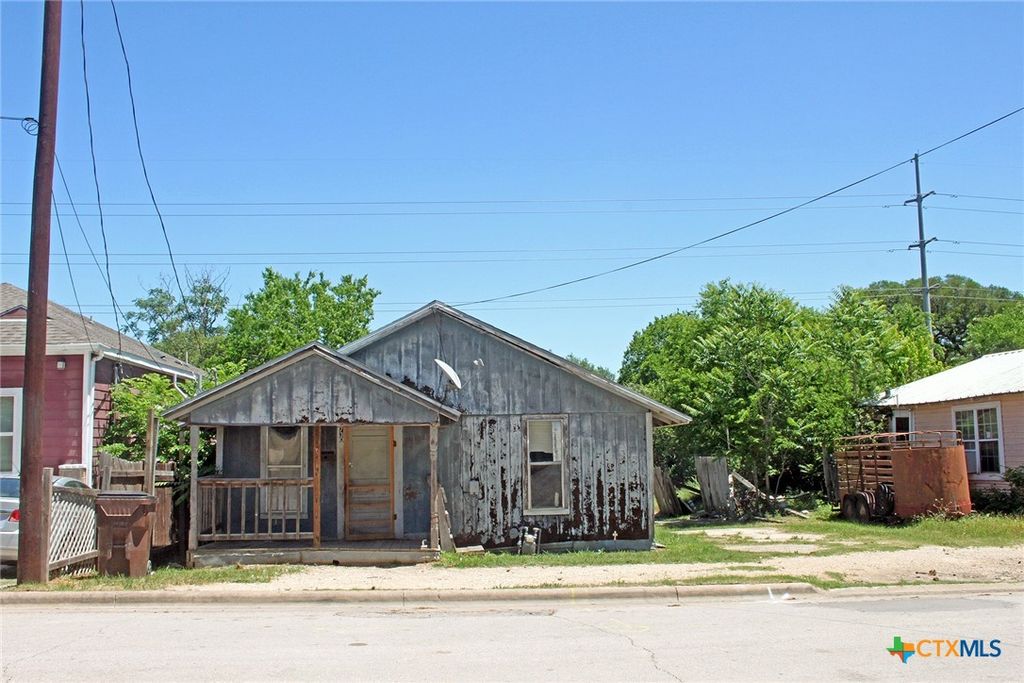 730 Chihuahua Street, Lockhart, TX 78644