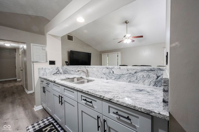 8066 Cardinal cove Drive E, Indianapolis, IN 46256