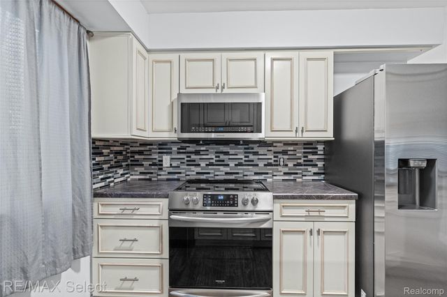 580 Oakbrook Circle, Flushing, MI 48433