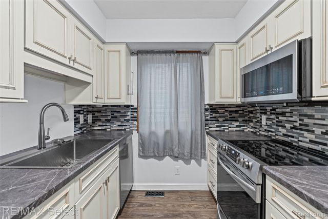 580 Oakbrook Circle, Flushing, MI 48433