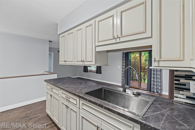 580 Oakbrook Circle, Flushing, MI 48433