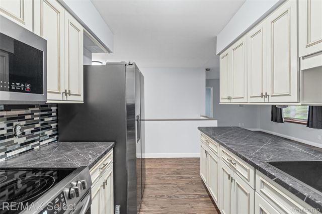 580 Oakbrook Circle, Flushing, MI 48433