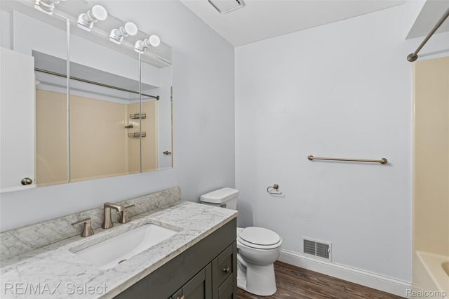 580 Oakbrook Circle, Flushing, MI 48433