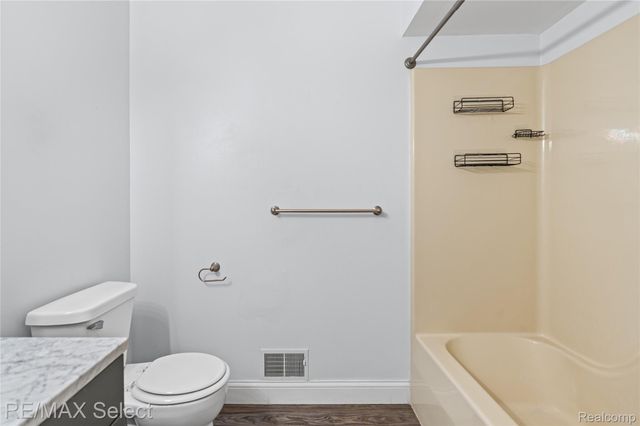 580 Oakbrook Circle, Flushing, MI 48433