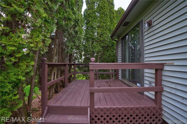 580 Oakbrook Circle, Flushing, MI 48433