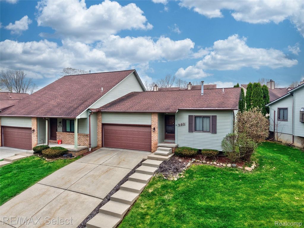 580 Oakbrook Circle, Flushing, MI 48433