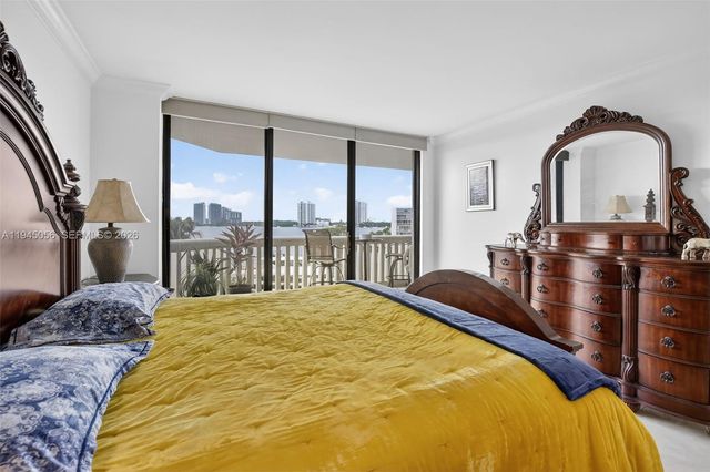 1000 W Island Blvd 312, Aventura, FL 33160