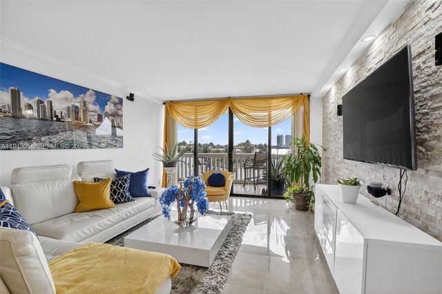 1000 W Island Blvd 312, Aventura, FL 33160