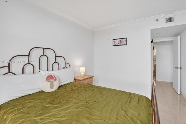 1000 W Island Blvd 312, Aventura, FL 33160