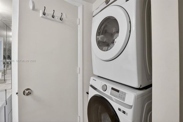 1000 W Island Blvd 312, Aventura, FL 33160