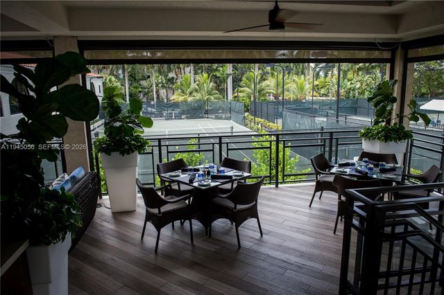 1000 W Island Blvd 312, Aventura, FL 33160