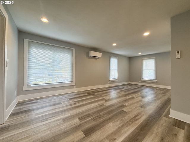 318 WILLAMETTE St, Oregon City, OR 97045