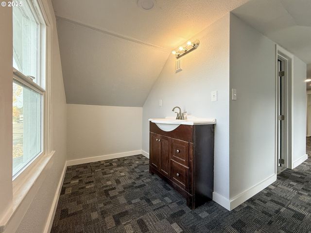 318 WILLAMETTE St, Oregon City, OR 97045