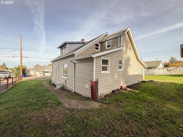 318 WILLAMETTE St, Oregon City, OR 97045