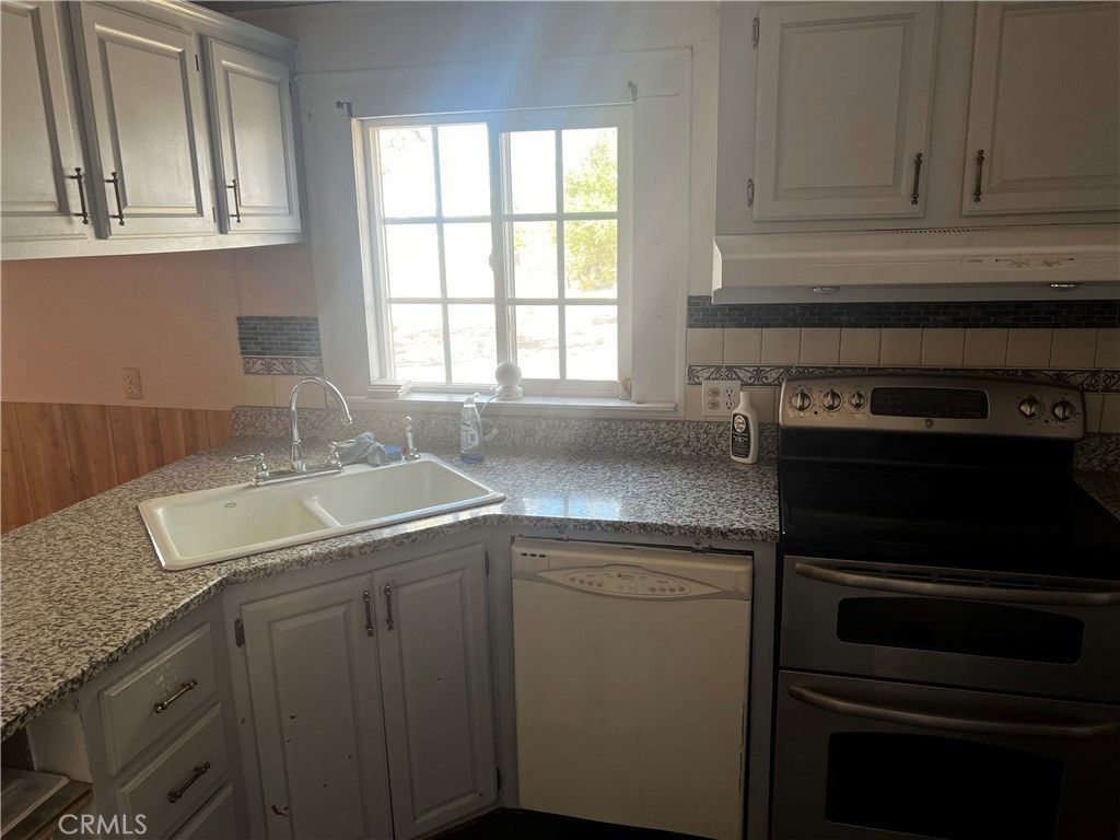 Image 5 of property listing at 3001 MCMILLAN Lane, Phelan, CA 92372